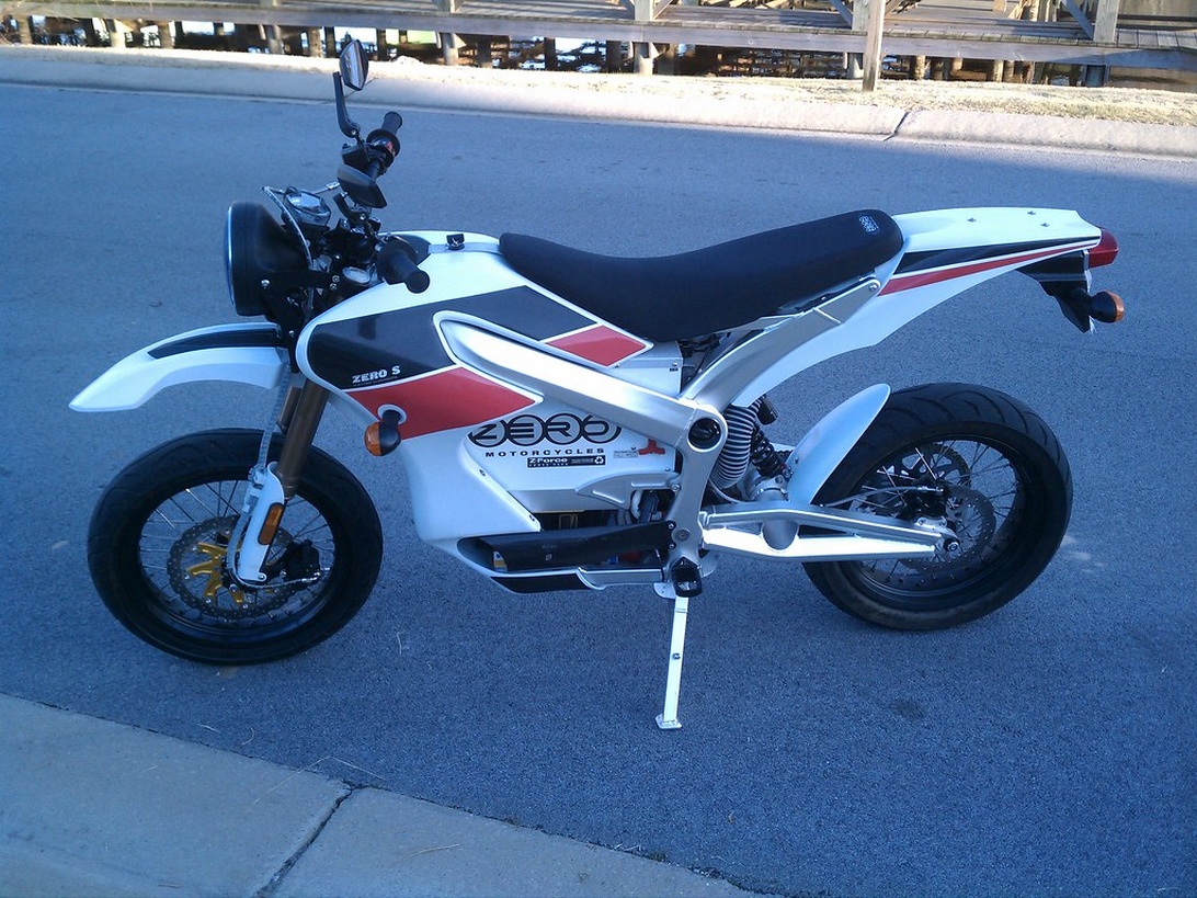 En modern elmotorcykel parkerad i en stadsmiljö.